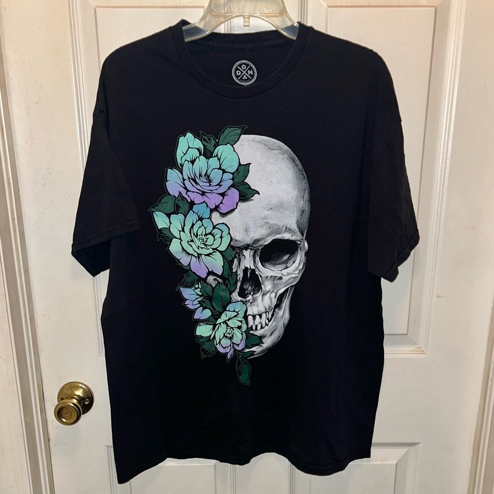DOM Men’s Short Sleeve Skull Flowers Shirt. Sz XL.